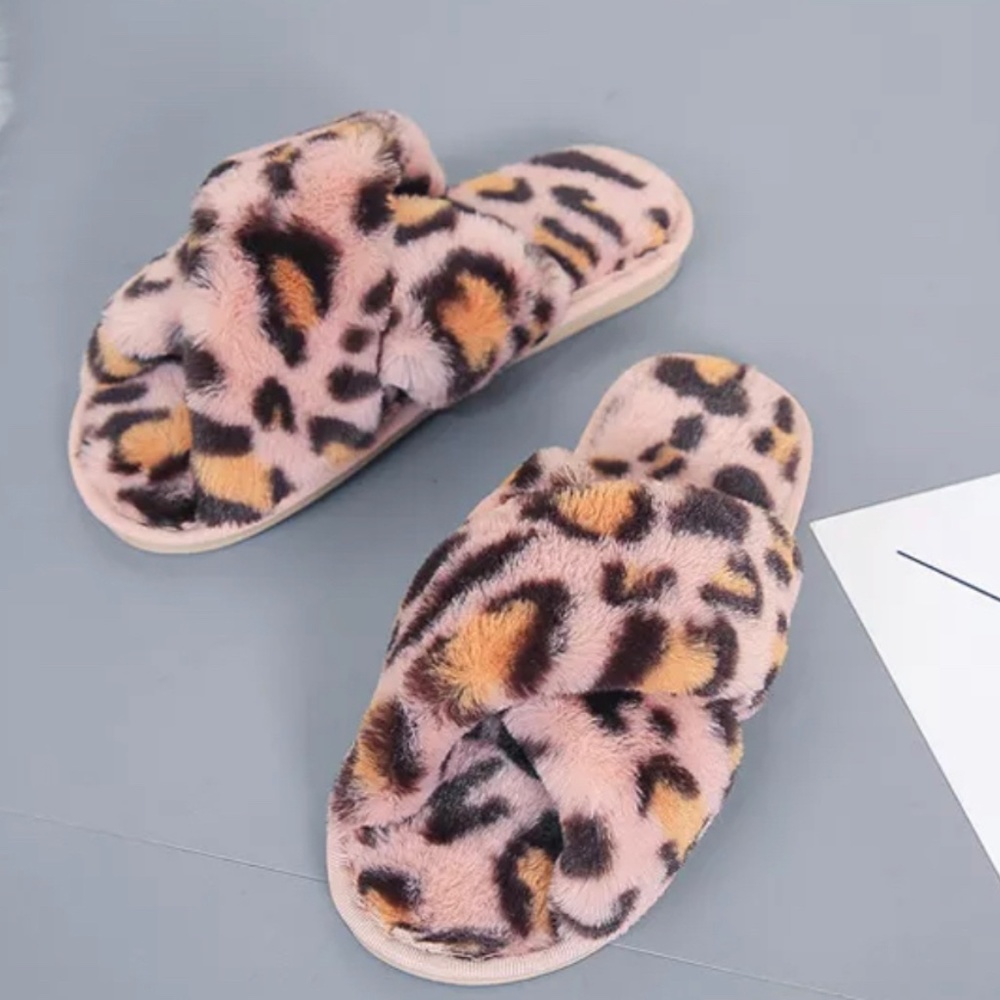 Leopard faux fur plush slipper